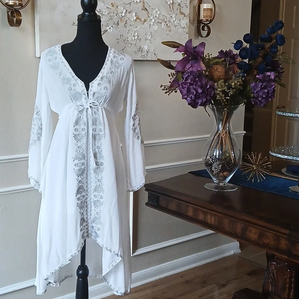 Women's White Boho Embroidered High Low Dress. Size M - Picture 13 of 17